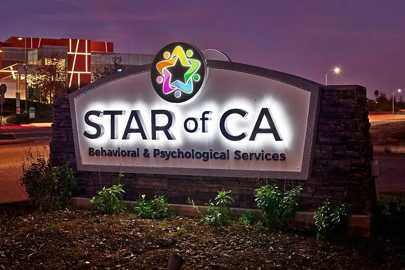 A light up monument sign that advertises behavioral and psychological services.