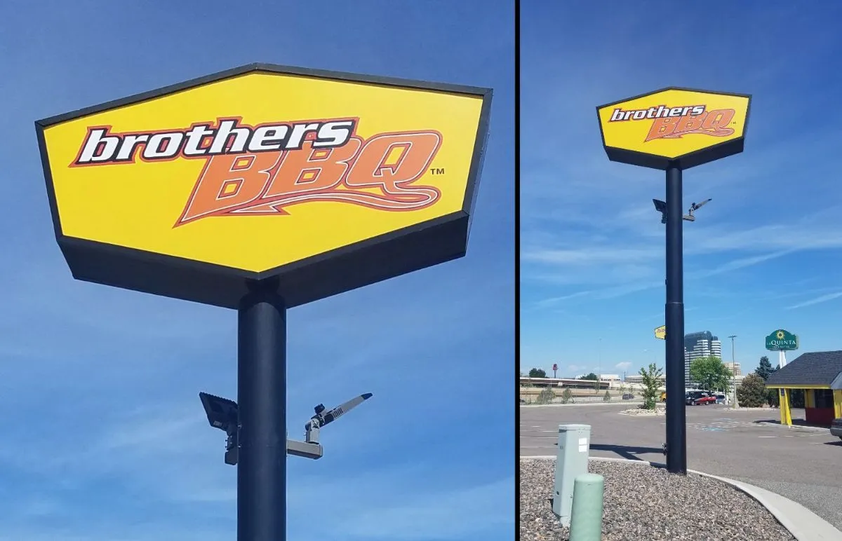 A pylon sign that advertises a BBQ restaurant.